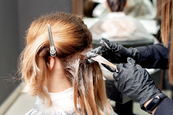 Frisurentrend 2023: "Peekaboo Highlights" ist die coolste Färbetechnik im Frühling