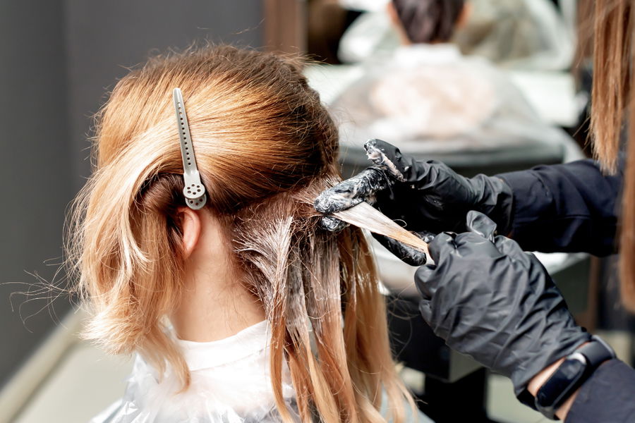 Frisurentrend 2023: "Peekaboo Highlights" ist die coolste Färbetechnik im Frühling