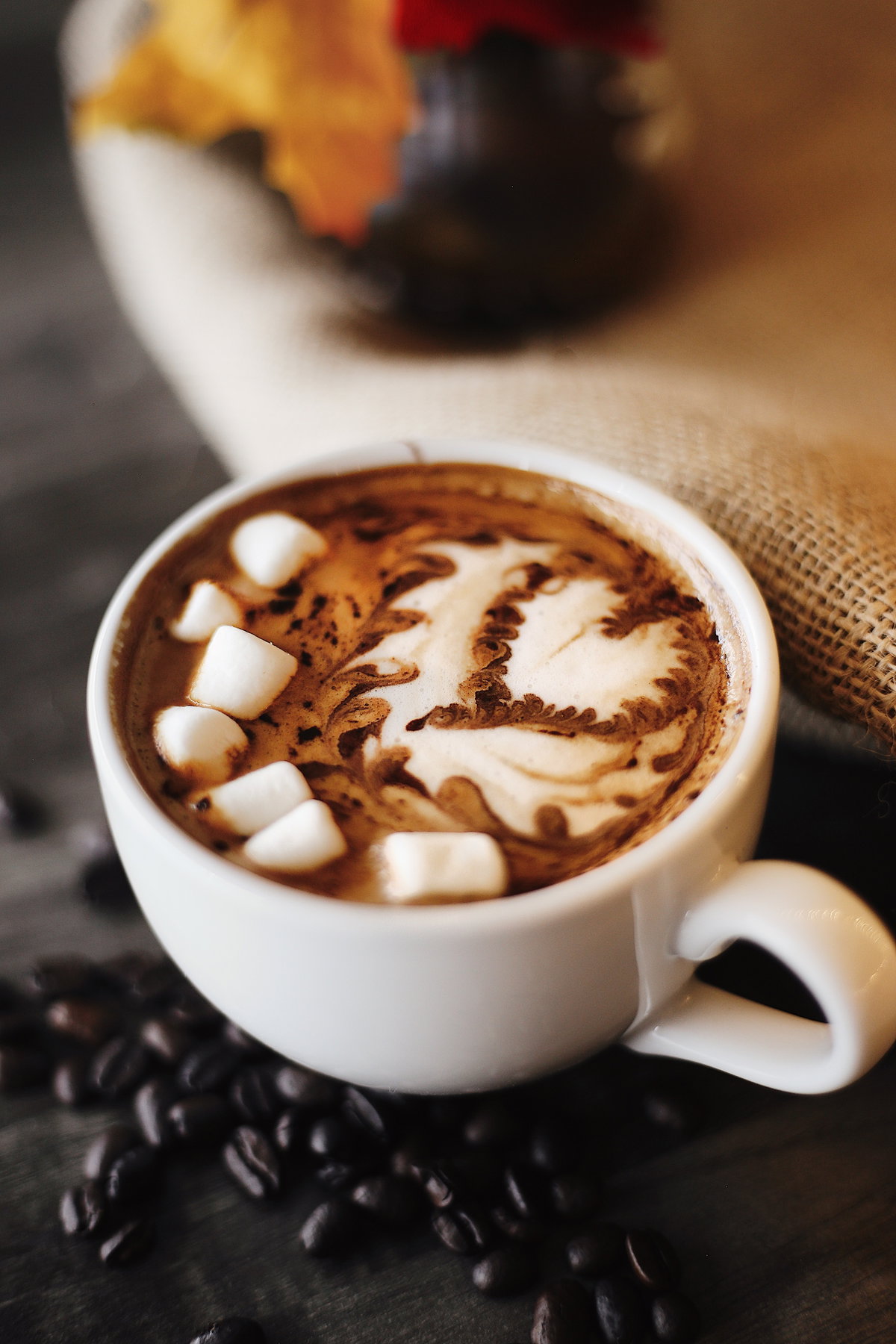 Kaffee mit Marshmallows verziert