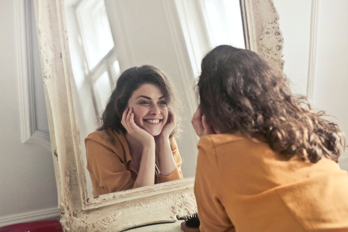 https://www.pexels.com/de-de/foto/foto-der-frau-die-den-spiegel-betrachtet-774866/