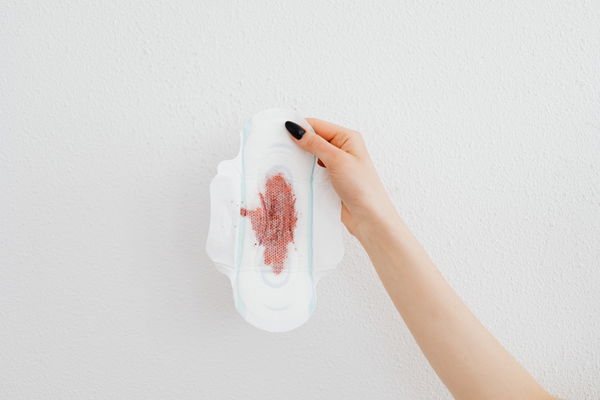Erste Periode: Alles, was du über deine Menstruationsblutung wissen musst