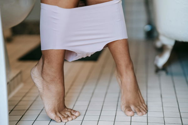 Menstruationsscheiben richtig nutzen: So entleerst du sie hygienisch und einfach!