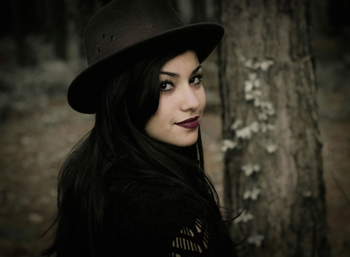 Dunkle Eleganz: Gothic Outfits für den Alltag