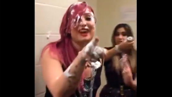 Demi Lovato bekam eine Torte mitten ins Gesicht