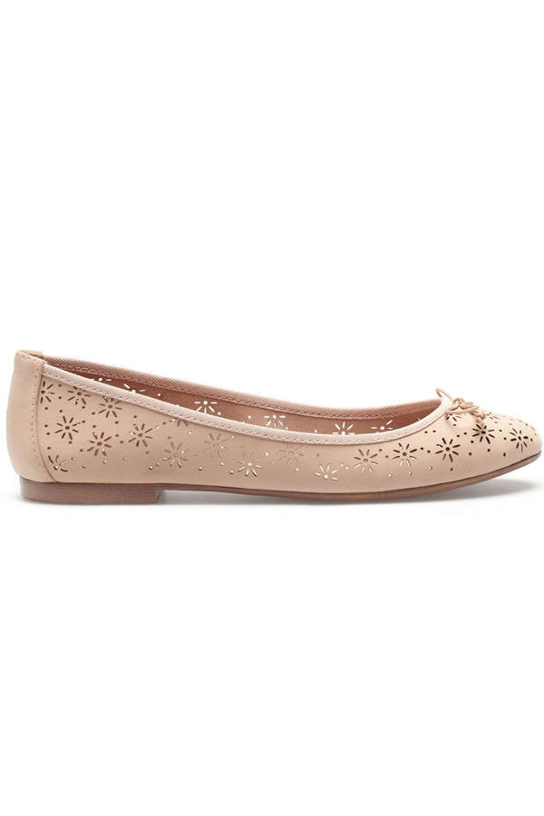 Ballerinas in Nude mit Lochmuster von Bershka