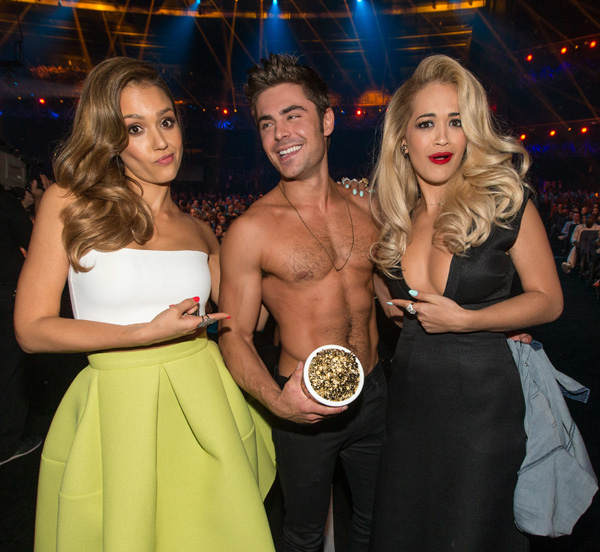Zac Efron oben ohne bei den MTV Movie Awards 2014