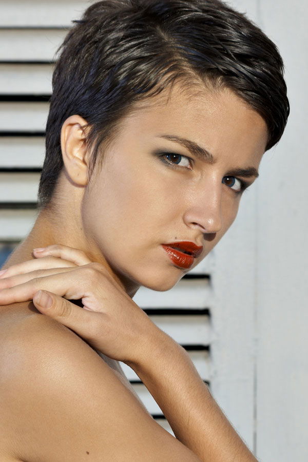 Pixie Cut mit braunen Haaren