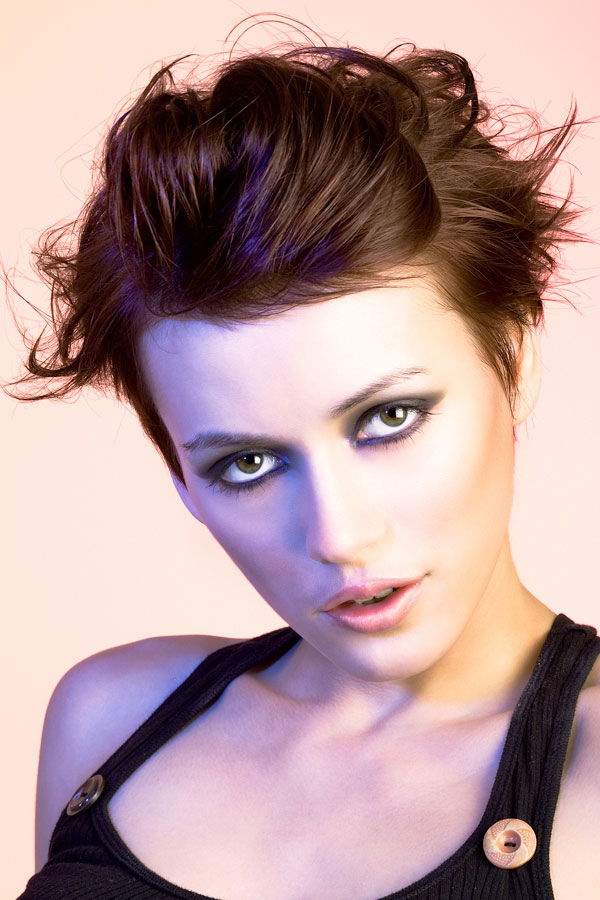 Pixie Cut nach hinten gestylt