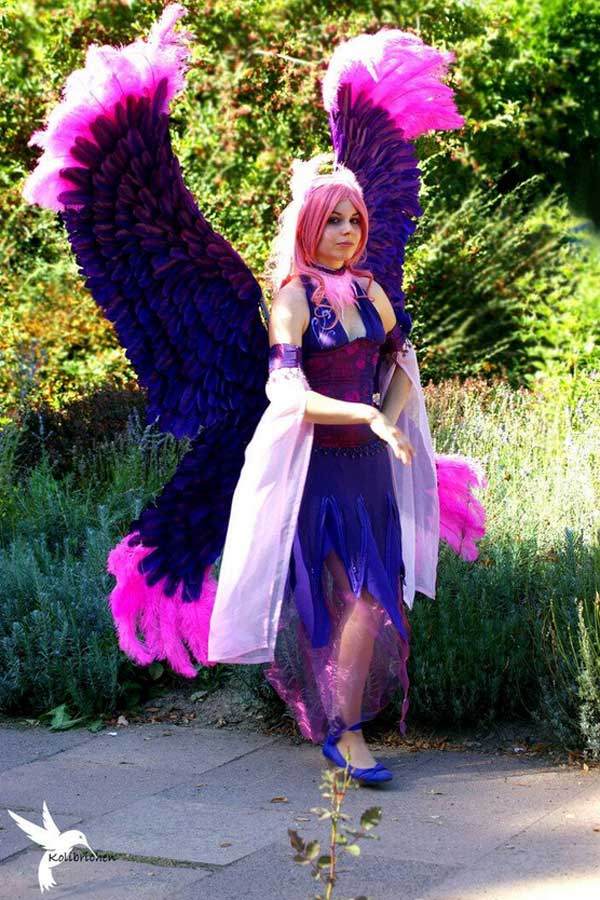 The-Voice-Cosplay mit sehr großen Flügeln