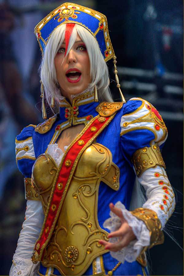 Cosplay in Blau und Gold