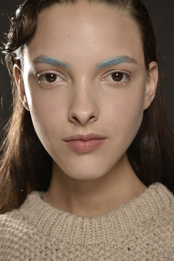 Model Make-up mit hellblauen Brauen