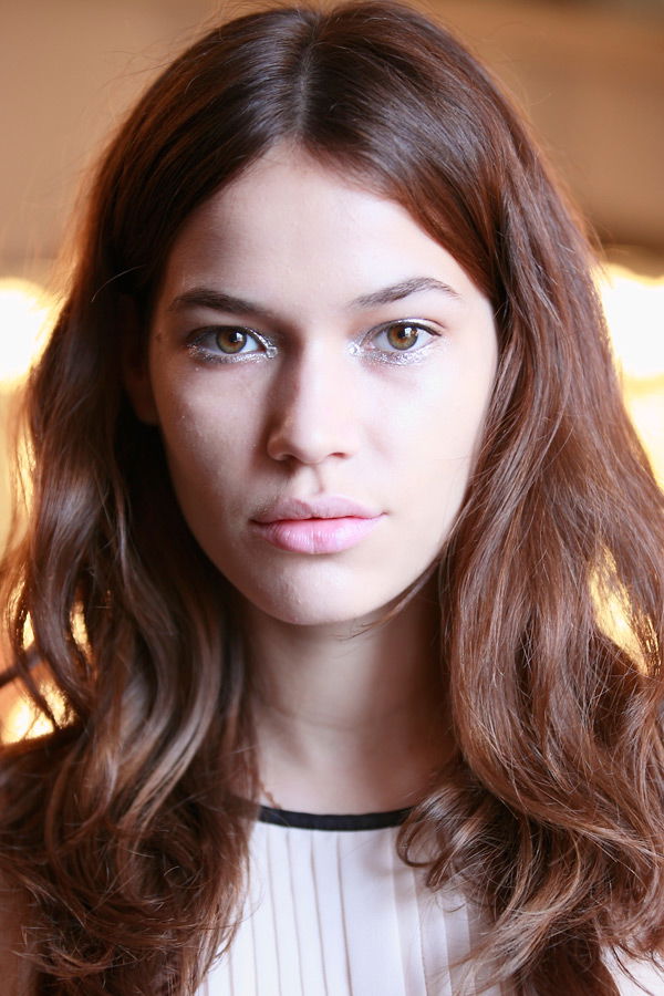 Model Make-up in Silber mit Strass