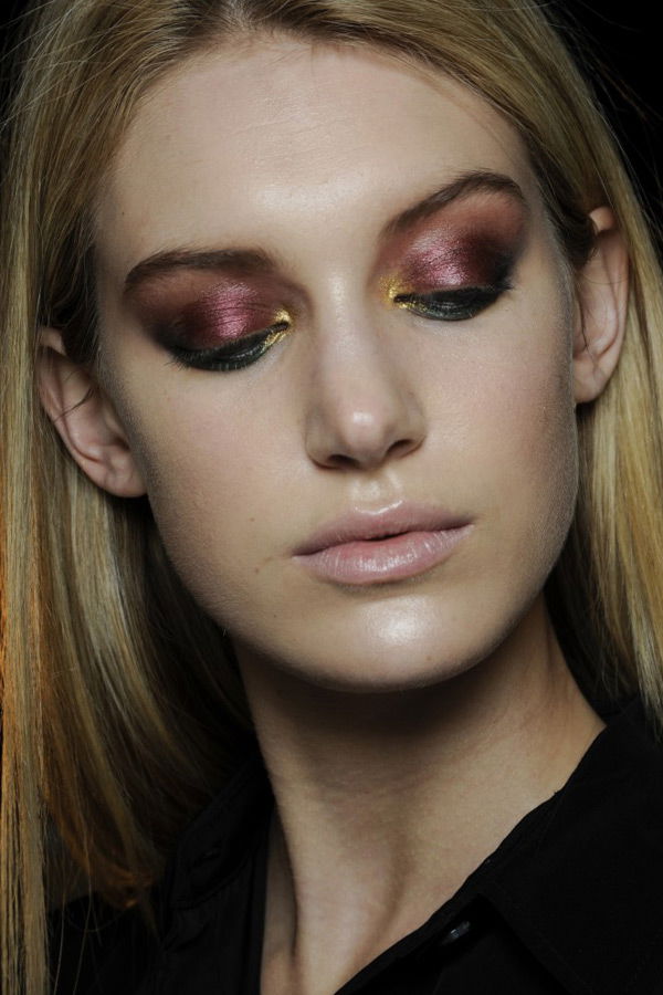 Model Make-up in Metallic-Violett