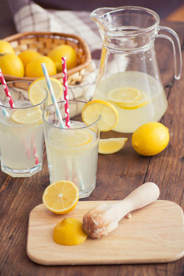 Zitronenwasser bringt die Verdauung in Schwung