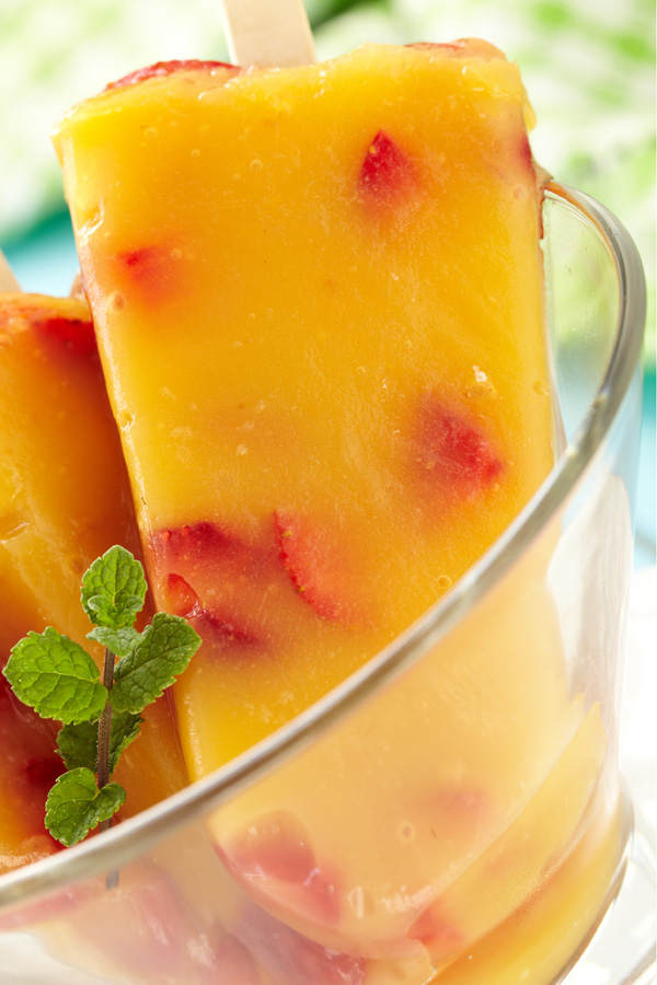 Mango-Erdbeer-Eis am Stiel