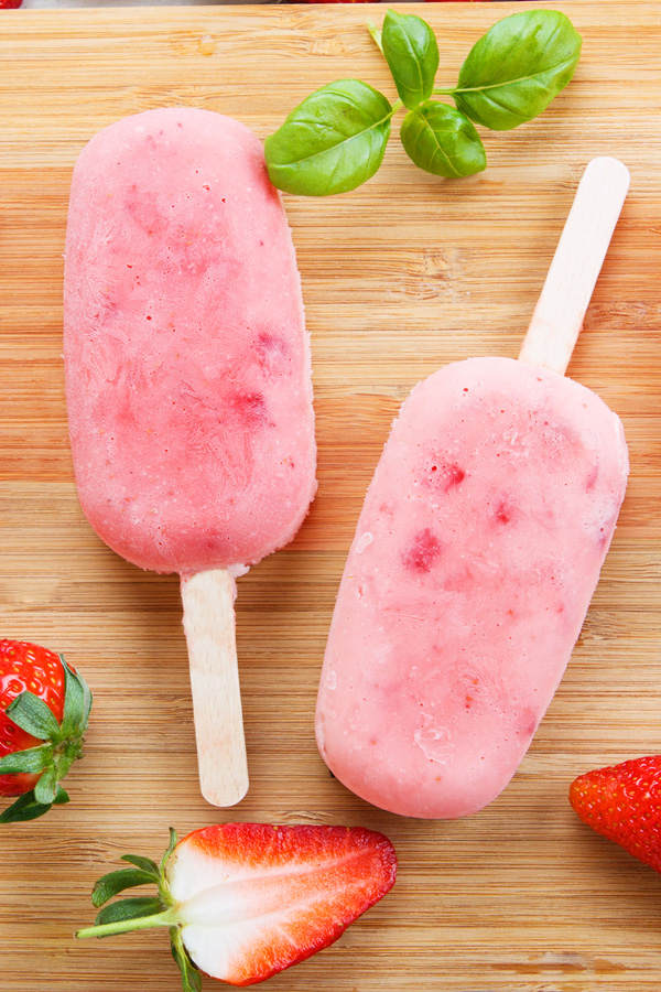 Erdbeer-Vanille-Eis am Stiel