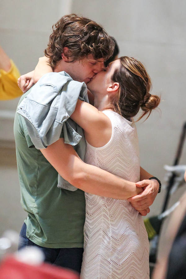 Emma Roberts & Evan Peters: Kuss