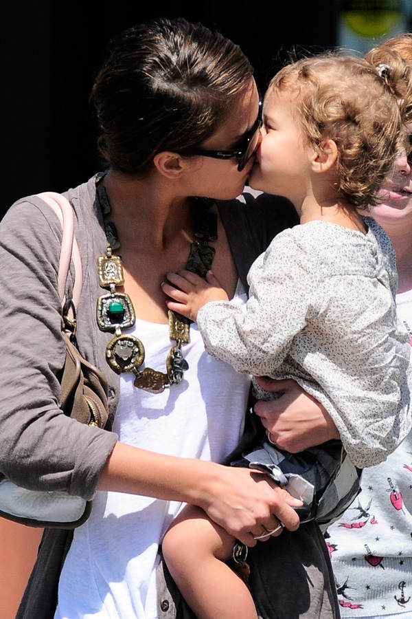 Jessica Alba küsst ihre Tochter Honor