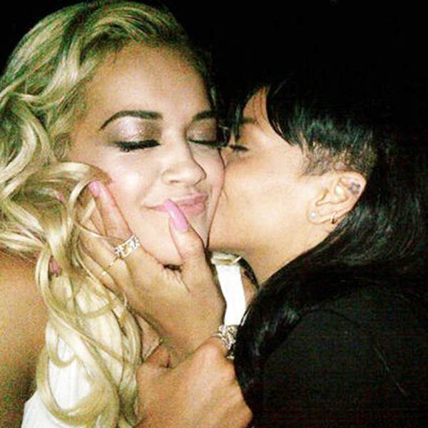 Rihanna küsst Rita Ora