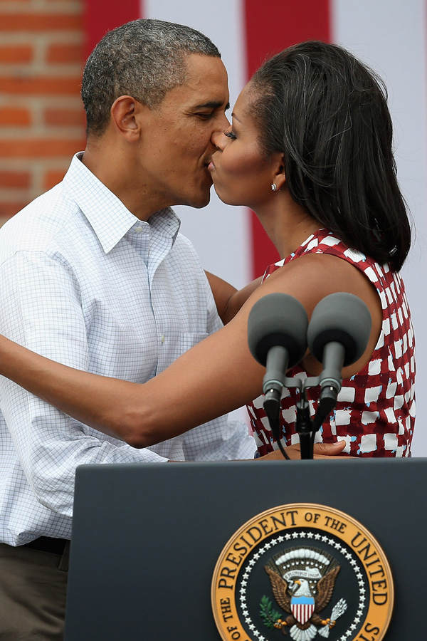 Barack Obama küsst Michelle Obama