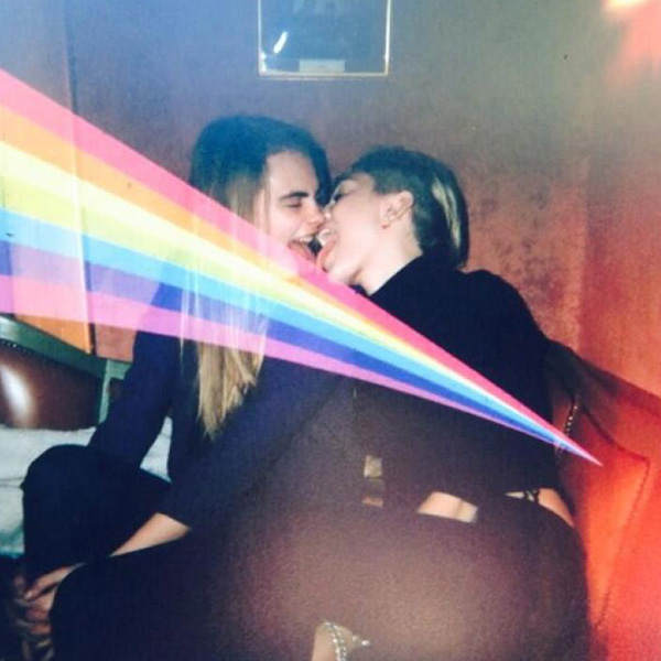 Cara Delevingne & Miley Cyrus: Kuss