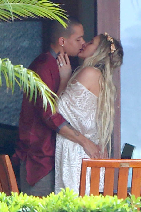 Ashlee Simpson küsst ihren Freund Evan Ross
