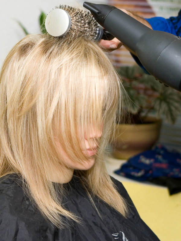 Haare über Rundbürste föhnen