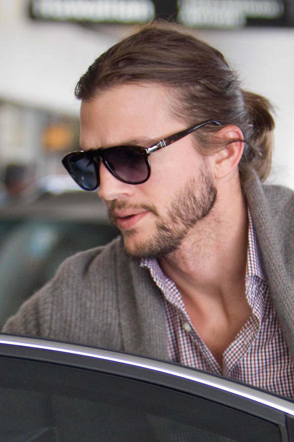 Ashton Kutcher mit langen Haaren