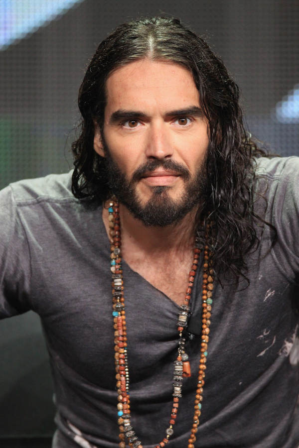 Russell Brand mit langen Haaren
