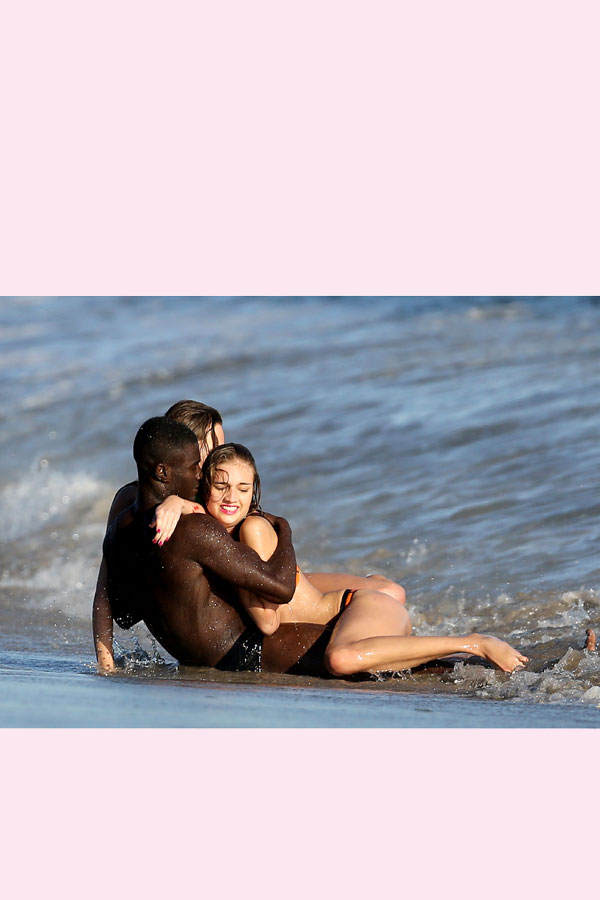 GNTM 2014: Antonia kuschelt im Wasser