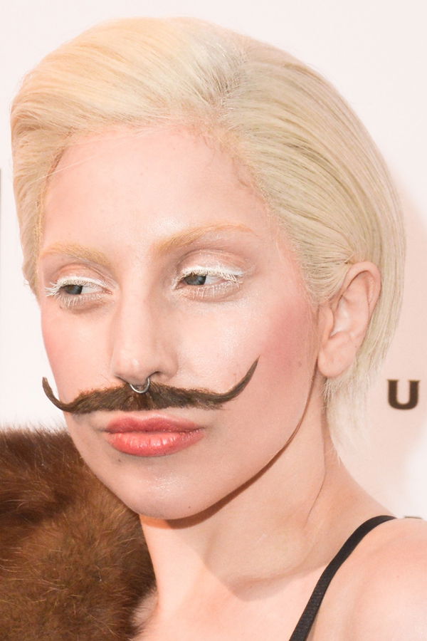 Lady Gaga mit weißen Wimpern