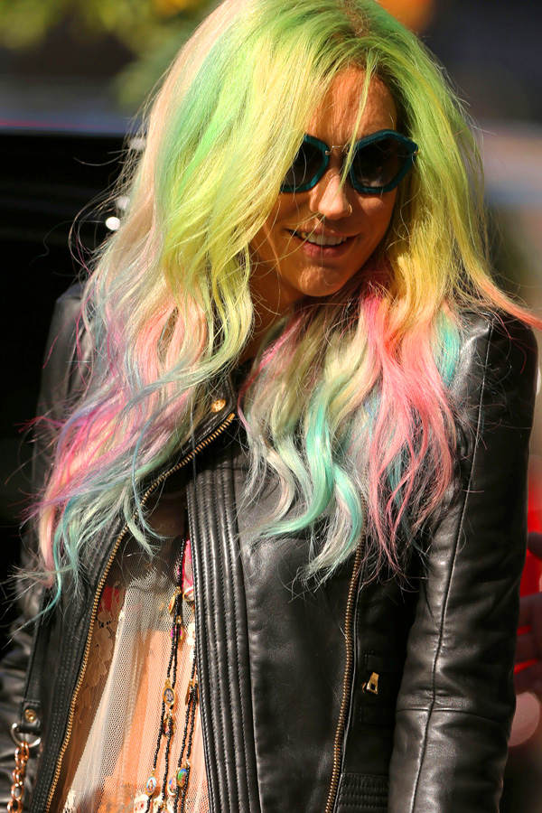 Kesha mit bunten Haaren
