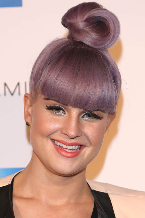 Kelly Osbourne mit grau-lila Haaren
