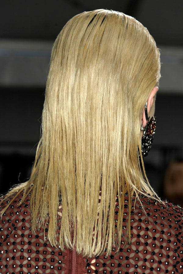 Blonde Haare vor der Sonne schützen