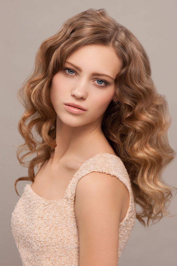 Blonde Haare mit Locken