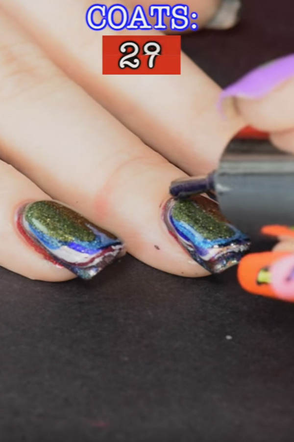 So sehen 116 Schichten Nagellack aus