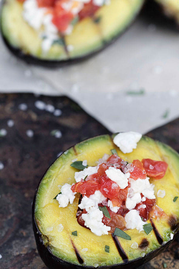 Gegrillte Avocados mit Feta-Tomaten-Salat