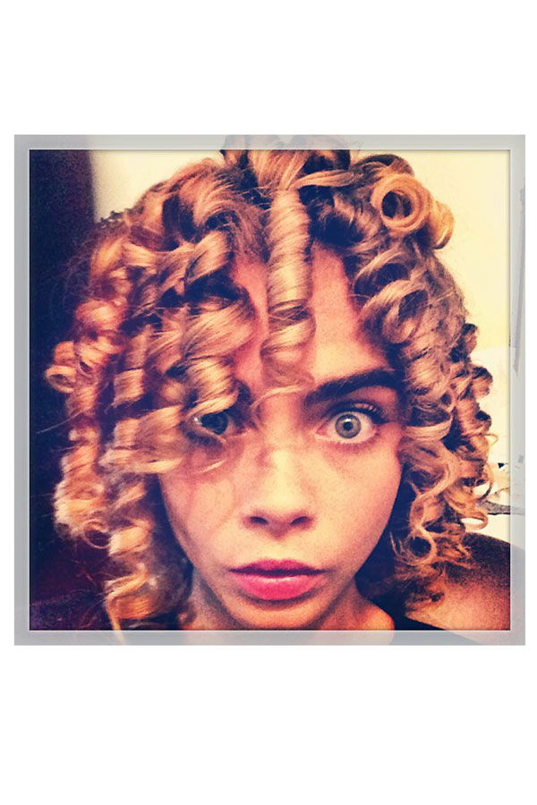 Cara Delevingne mit Korkenzieher-Locken