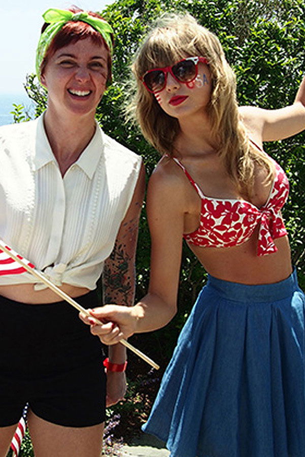 Taylor Swift mit zerzauster Undo-Frisur