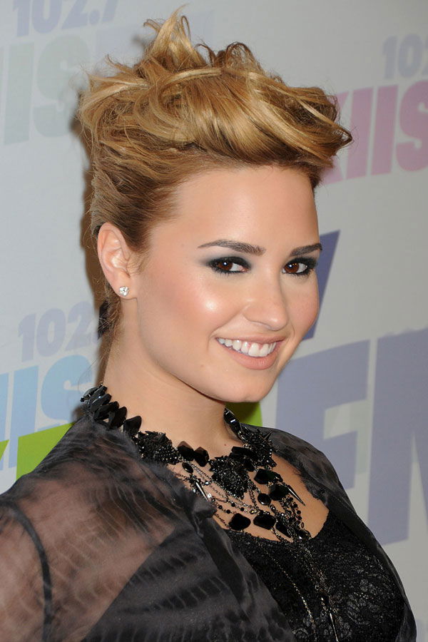 Demi Lovato mit hochgesteckten Haaren