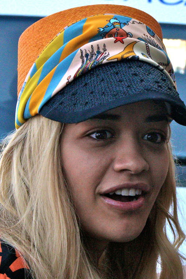 Rita Ora mit Sonnenhütchen