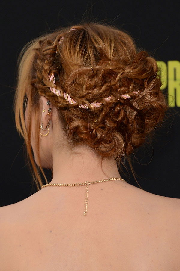 Bella Thorne mit Frisur-Kunstwerk
