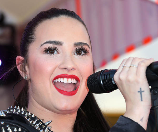 Demi Lovato Kreuz-Tattoo