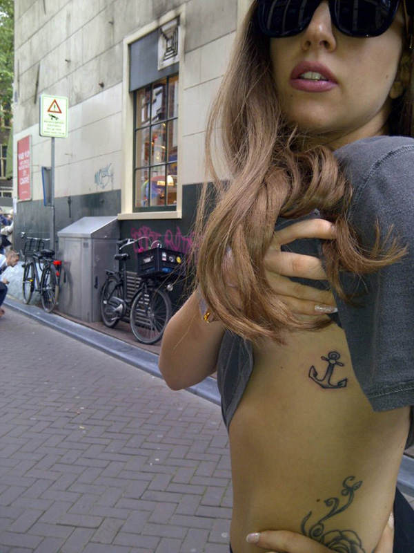 Lady Gaga: Anker-Tattoo