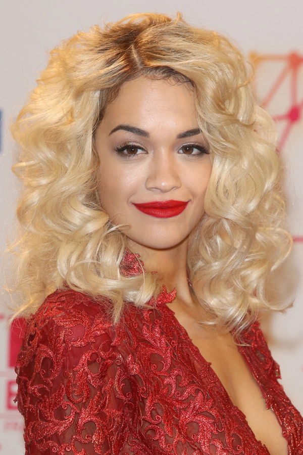 Rita Ora mit blonden Locken