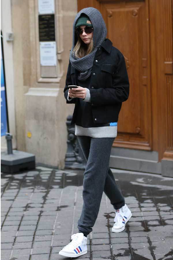 Cara Delevingne im Trainingsanzug