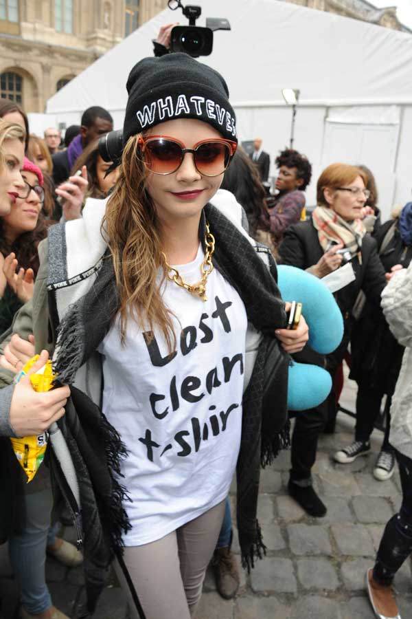 Cara Delevingne mit Print-Shirt