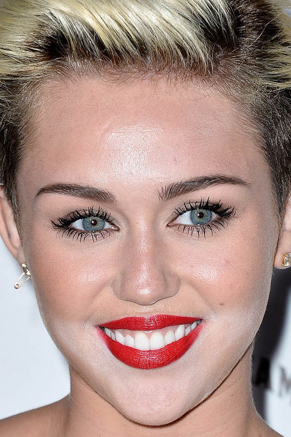 Miley Cyrus mit Puder-Bart