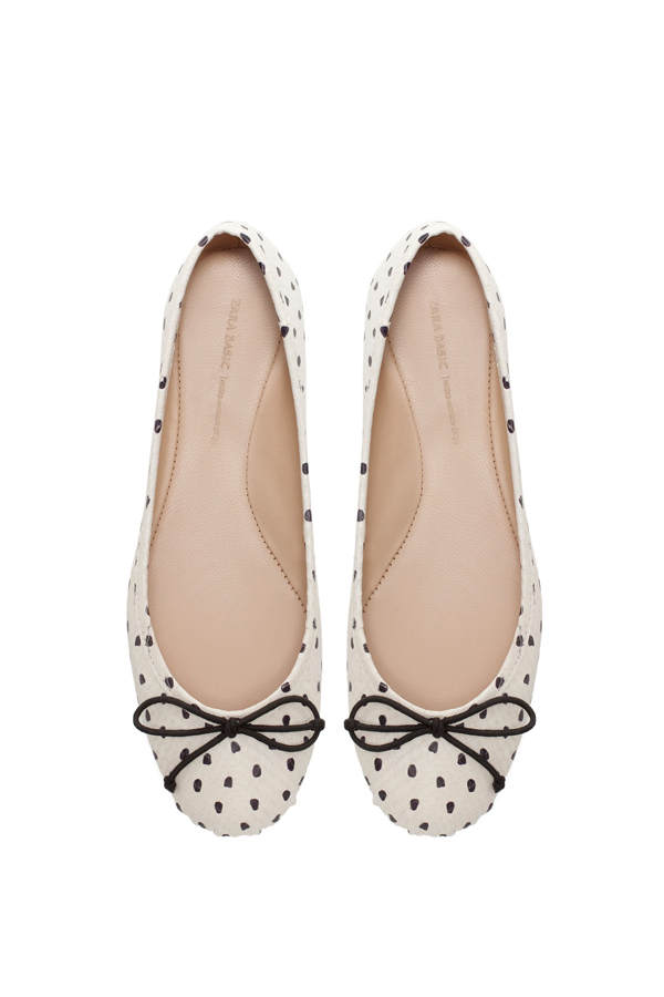 Weiße Ballerinas mit schwarzen Punkten