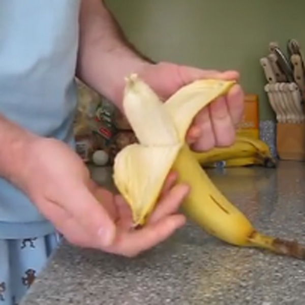 Bananen schälen wie ein Affe